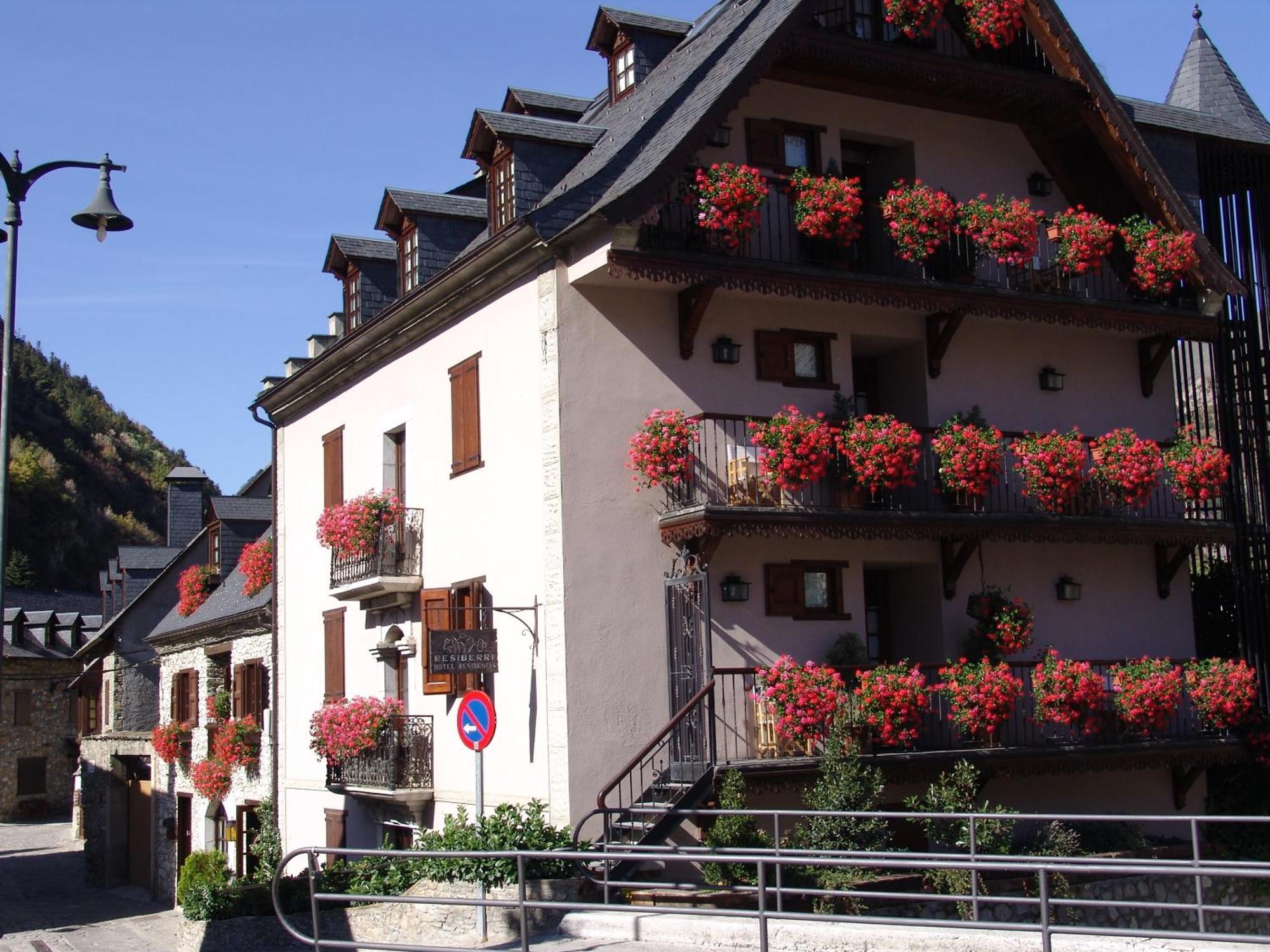 Besiberri Hotel Arties Buitenkant foto